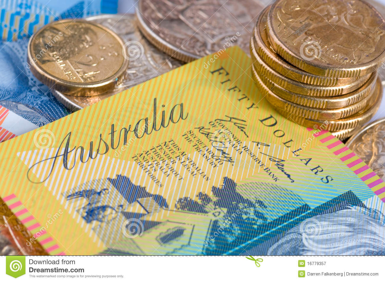 ky开元集团_吴海燕回老家短暂休假 女足队长与粉丝踢球互动